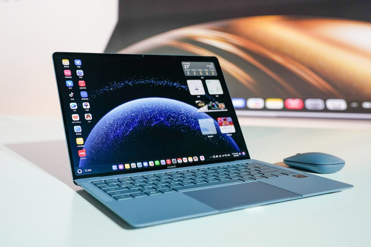 Huawei unveils HarmonyOS PCs, Apple showcases Matrix3D AI, China launches space supercomputer, Format Boy teaches scams, Altman backs Trump's Gulf AI chip strategy.