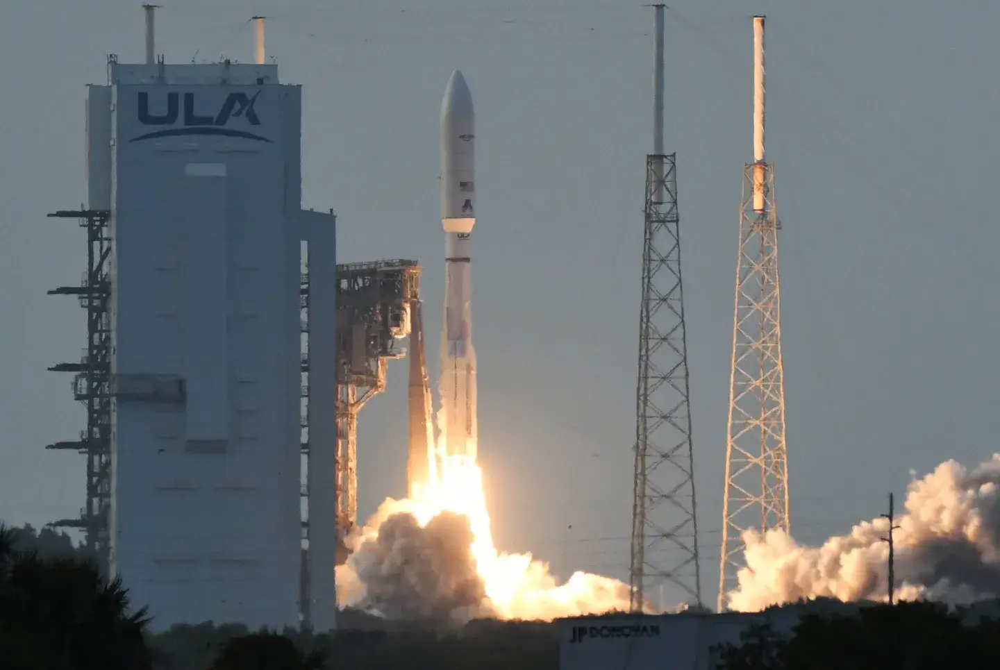 Amazon, DuckDuckGo, IBM, WhatsApp, and Starbucks Make Bold Tech Moves: Bezos' Satellites Launch, Weinberg's AI Upgrade, IBM's $150B Bet, Meta's Web Calls, and Starbucks' 3D Store